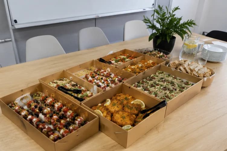 Коробки доставки з добіркою finger food для корпоративної події